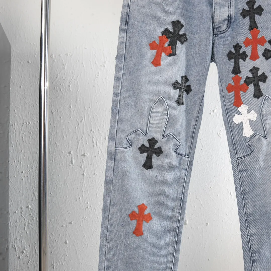 P290 (top version) Chrome hearts new city-limited flame blue jeans Chrome hearts city-limited jeans Hardware customization Original development vintage levis American-made 501 black and gray base version Levi's American-made 501 base version Imported sheepskin 925 silver remake [Top heavy industry fashion design] Consistently high-street luxury style. Speaking of this style, the Zangyin family and GU family are definitely the leading representative brands. Especially the Zangyin family has really achieved a state-of-the-art effect in creating high-street style. The unique washed material is used to create this style. The color system is already quite eye-catching. After it is decorated with patchwork cross flowers, it cleverly highlights the charm of the brand. Secondly, this style uses classic The high-waist cutting design highlights the long legs and fashionable temperament of the upper body. The brand is highly recognizable and the slim fit configuration is more suitable for daily wear. It is a product that interprets personality, fashion, and specifications at a glance. This single product is enough to make any fan excited. It can be a white T-shirt for a youthful college style, or a tight suspender for a royal style. It has strong matching ability and can be easily controlled by men.  [Materials and craftsmanship] Needless to say, this point goes without saying. As an excellent craftsman brand, Zangyin’s requirements for details and craftsmanship are really perfect. The washed color of this model has gone through so many processes, not to mention the embellishment of denim appliques. It is also purely hand-made and sewn. Just like what they believe in, only hand-made things have soul and have the meaning of wear. A top-notch heavy-duty fashionable denim item, I look forward to your perfect interpretation! !  Color: Blue Size: S M L XL